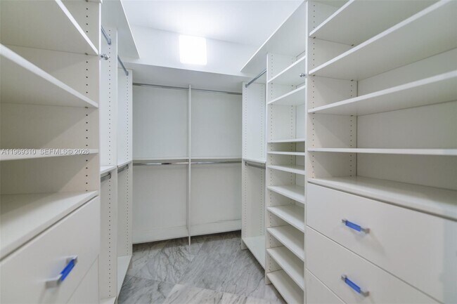 Building Photo - 19195 NE 36th Pl