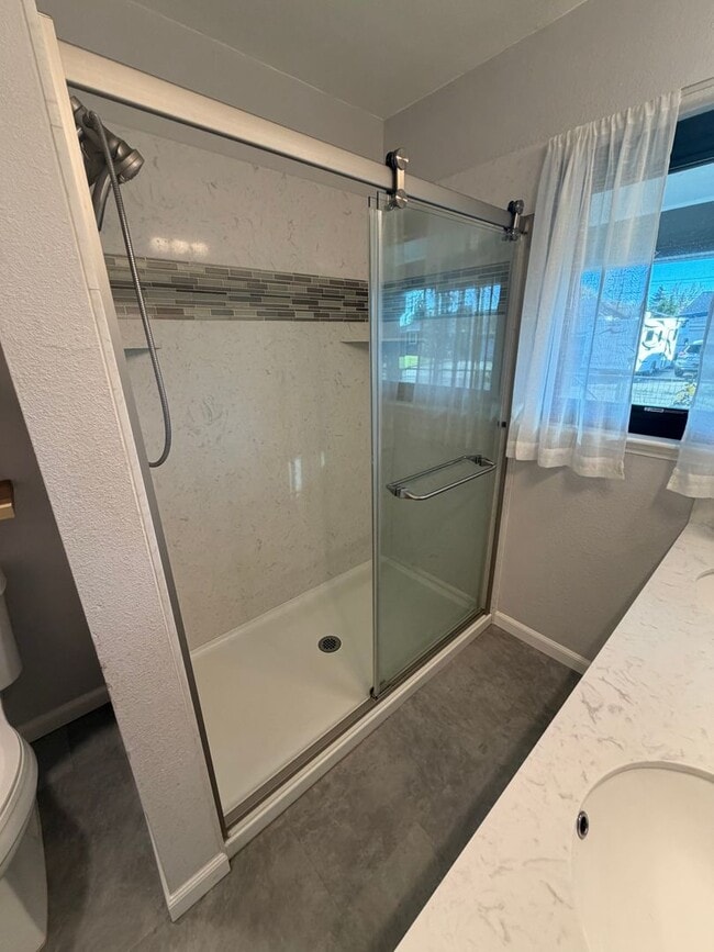 Building Photo - 3 Bed / 1.5 Bath | Thornwood Terrace Home Available Now