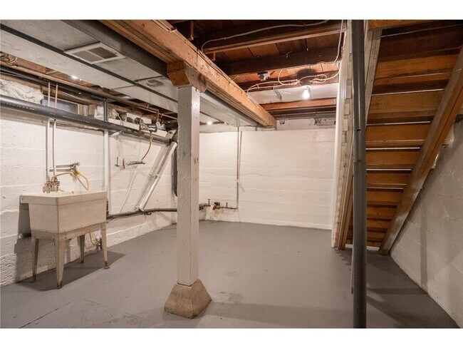 Building Photo - 38 Winona St W