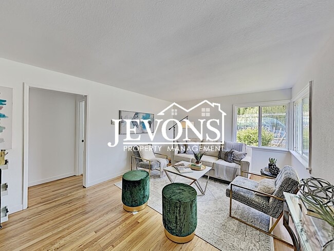 Building Photo - Discover the warmth of this lovely single-family home in the heart of Seattle