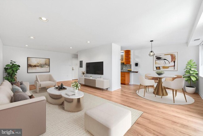 Building Photo - 1640 Oakwood Dr