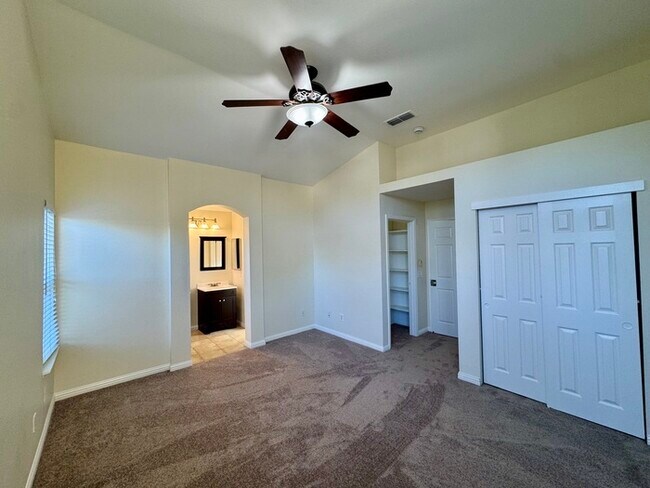 Building Photo - Spacious 3BD/2BA Home with 2-Car Garage in Desirable Antelope