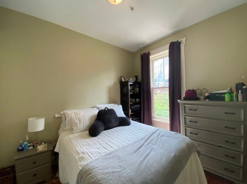 Building Photo - 233 Newbury St