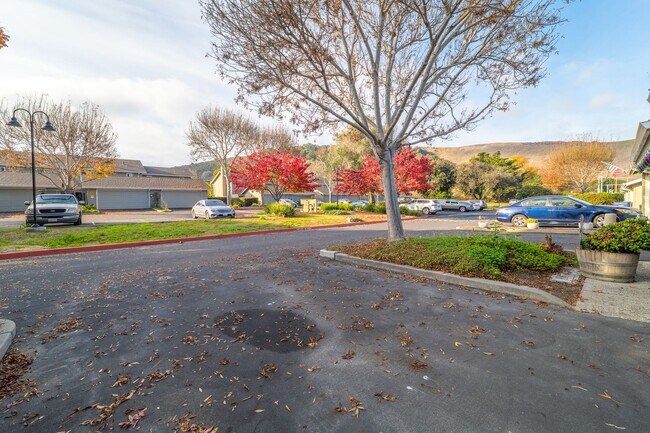 Building Photo - Charming 3-Bedroom Condo in Creekside Village – Prime Location!