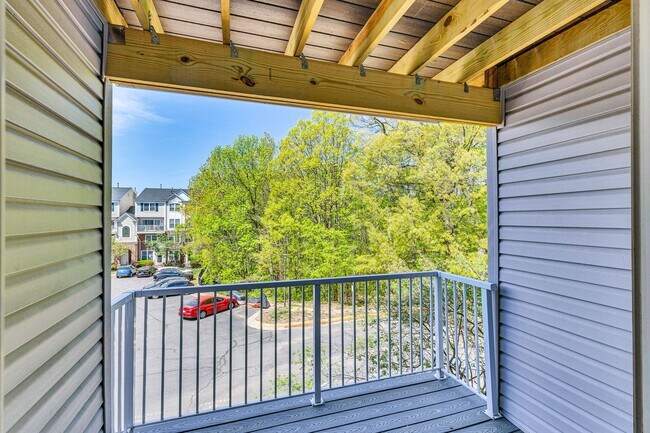 Building Photo - Stylish Condo Near Van Dorn Metro with Dual En Suites