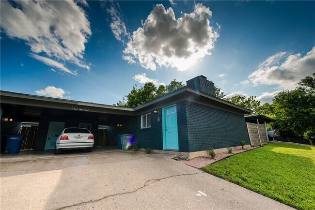 Building Photo - 1600 Parker Ln