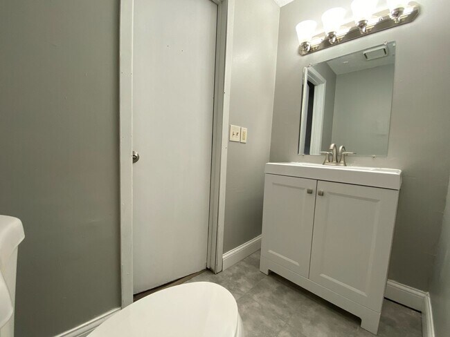 Building Photo - Amazing 4 Bedroom 1 Bathroom Townhome in M...