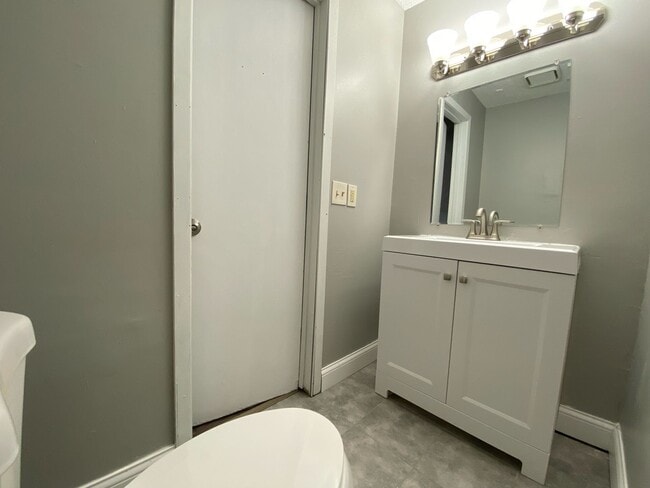 Building Photo - Amazing 4 Bedroom 1.5 Bathroom Townhome in...