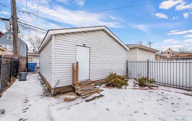 Building Photo - 1932 N Karlov Ave