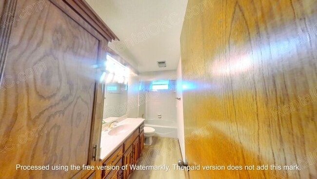 Building Photo - Duplex 2/2 Near shopping and Integris Southwest