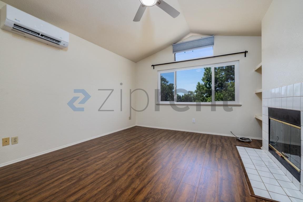 Building Photo - Unit