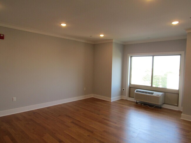 Building Photo - 3 Perrine Ave