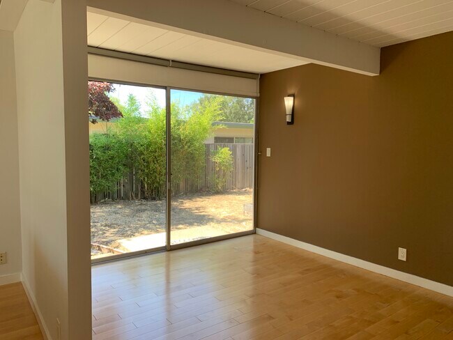 Building Photo - 5559 Greenridge Rd