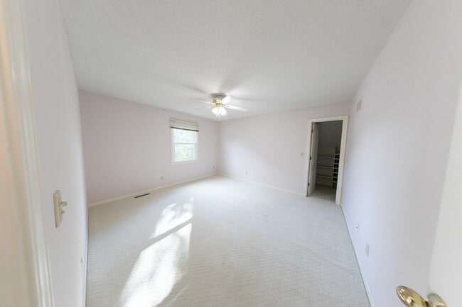 Building Photo - 618 Chaucer Ln