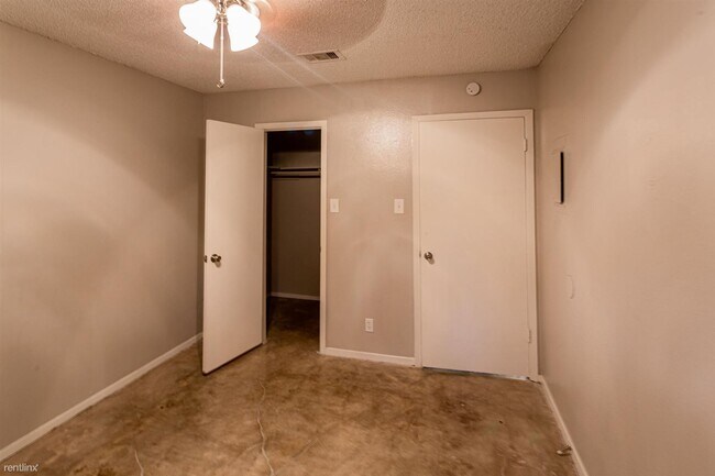 Building Photo - 2 br, 1 bath 4plex - 1220 Southport Dr A A