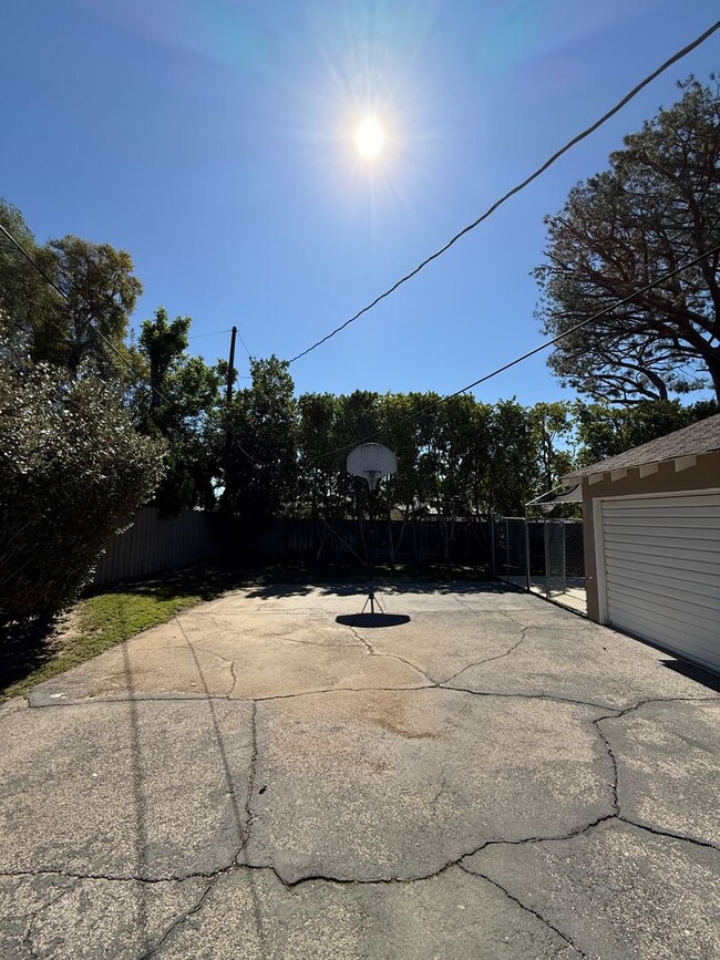 Building Photo - Beautiful, Ranch-Style, 4 Bedroom, 2 Bathroom Northridge Home Available For 1 Year Lease