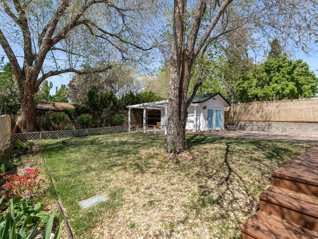 Building Photo - 2 bed, 1 bath with built in office near UNR