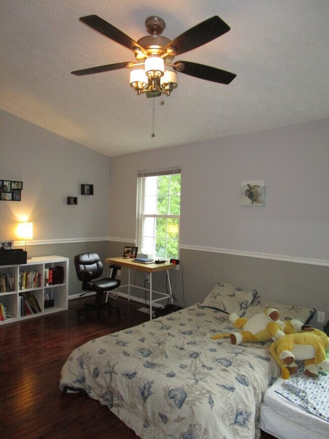 Building Photo - Large 4 Bedroom Townhouse in Gaithersburg!...