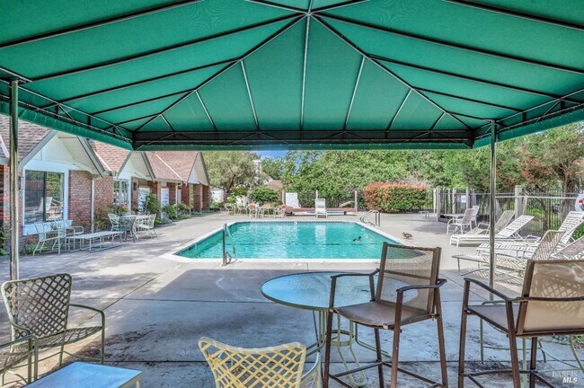 Building Photo - 16 Tudor Ct