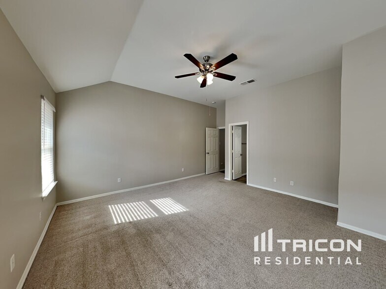 Building Photo - 1082 Roundrock Dr