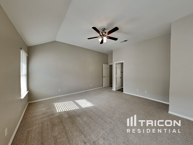 Building Photo - 1082 Roundrock Dr