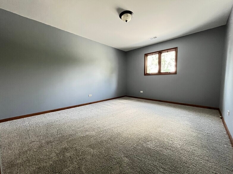 Building Photo - 3722 Crescent Dr
