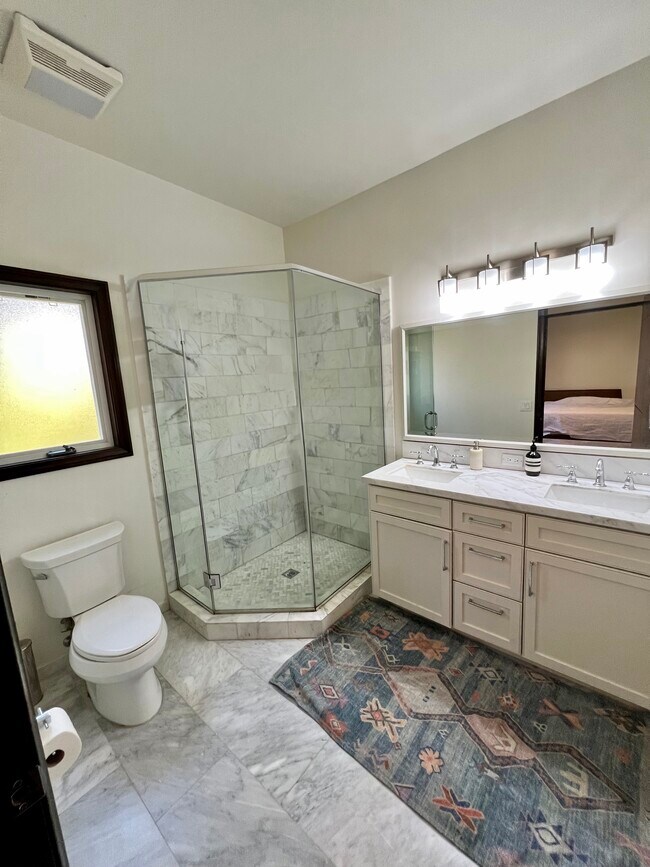 Building Photo - 2281 N Beachwood Dr