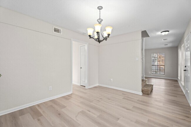 Building Photo - 16015 Southampton Dr