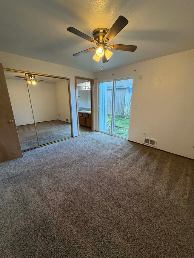 Building Photo - 725 Edelweiss Ln SE