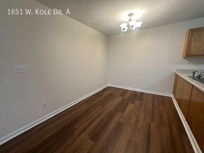 Building Photo - 1651 W Kole Dr