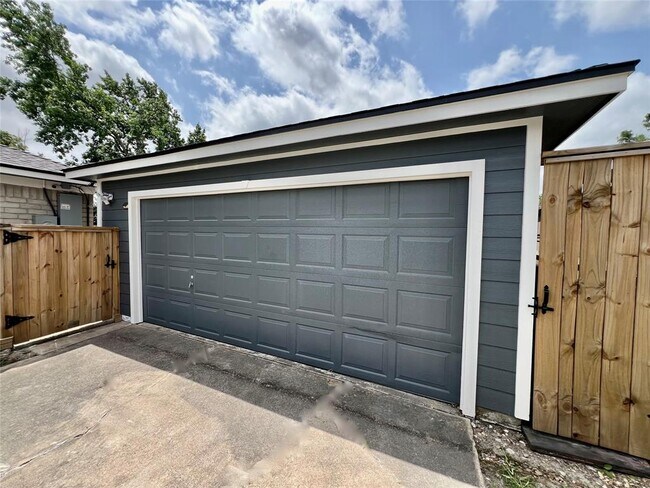 Building Photo - 14007 Overbrook Ln