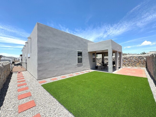 Building Photo - East El Paso 4 bed Refrig A/C!