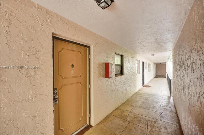Building Photo - 469 N Pine Island Rd