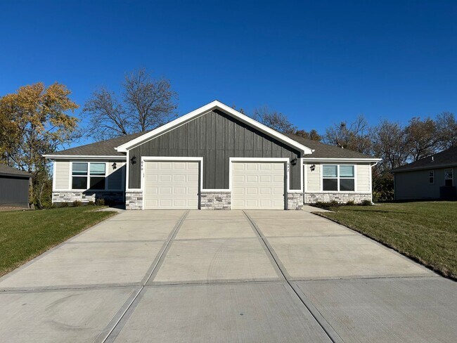 Primary Photo - 640-642 Fall Meadow