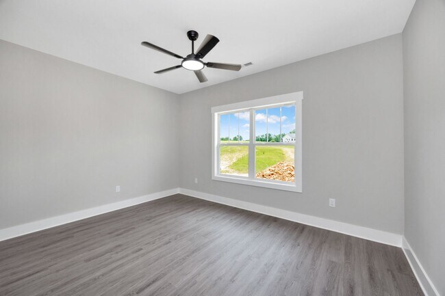 Building Photo - 4 Bedroom, 2 Bath