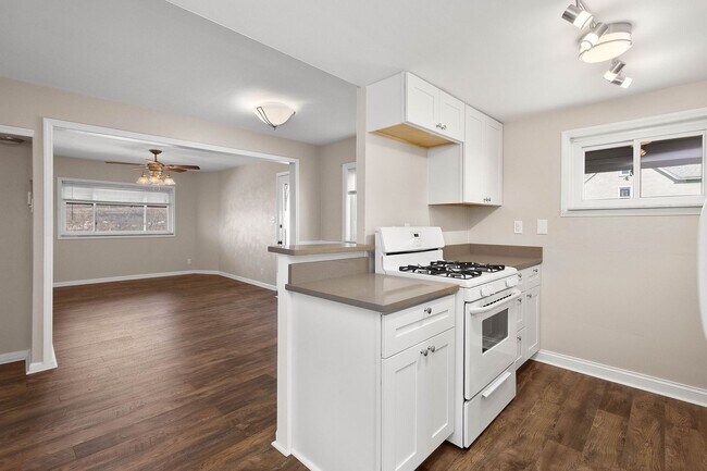 Building Photo - Beautiful 2 bedroom home in Port Vue available August 15!