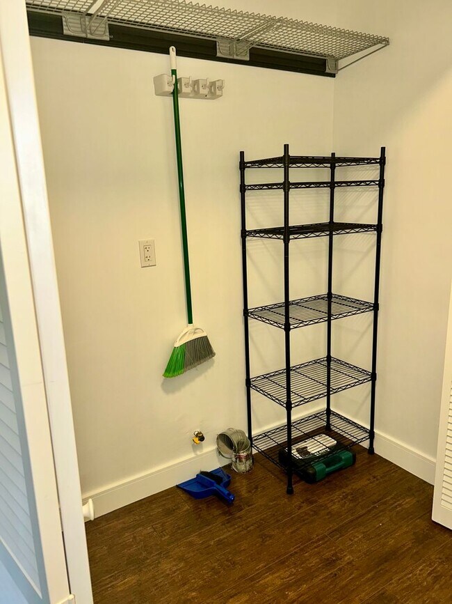 Building Photo - 1028w