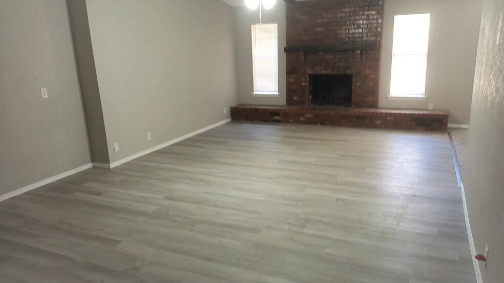 Building Photo - 4408 S Cypress Ave