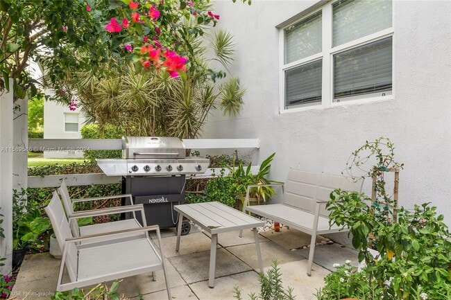 Building Photo - 7741 SW 55th Ave