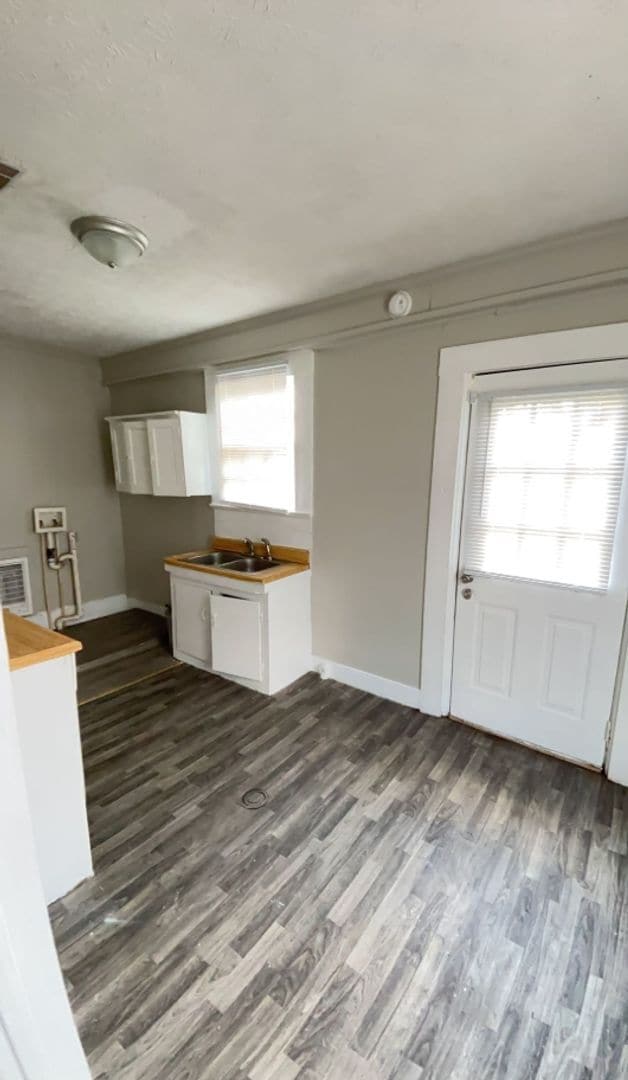 Building Photo - 605 Durden St