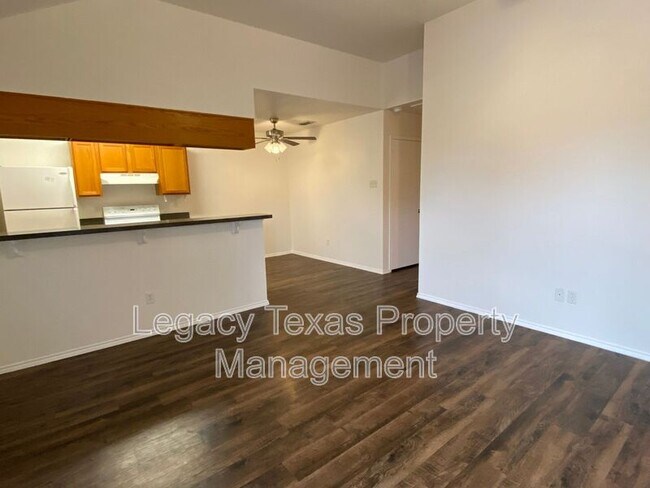 Building Photo - 641 Woodard Ave
