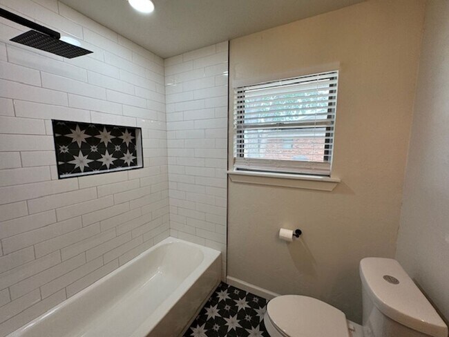 Building Photo - Stunning and trendy 3 bed 2 bath 2 car gar...