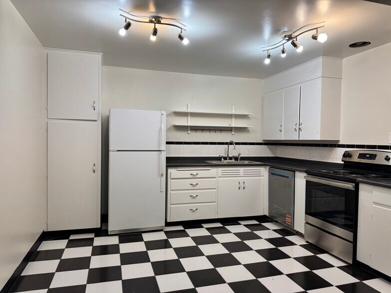 Building Photo - 2054 S Milwaukee St