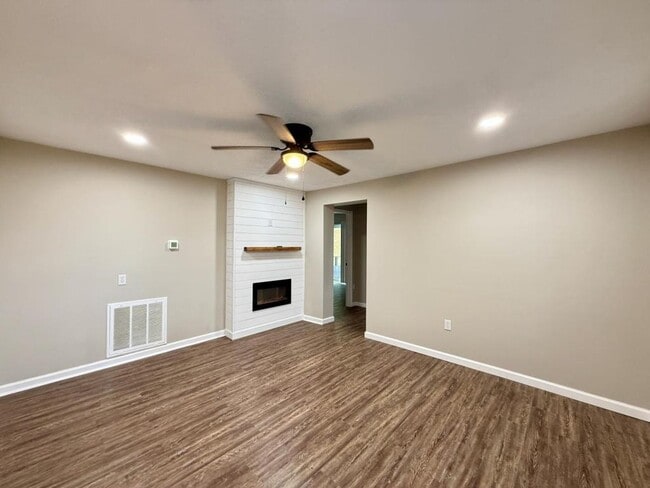 Building Photo - 11025-11107 107 Cutoff