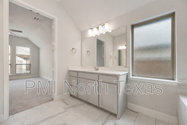 Building Photo - 332 Oak Hollow Way