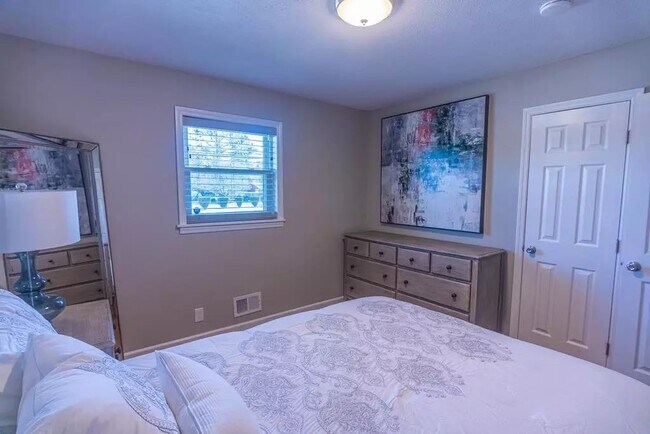 Building Photo - 614 Camellia St N E