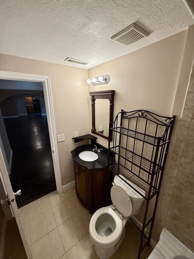 Building Photo - 4427 Lago Grande Dr