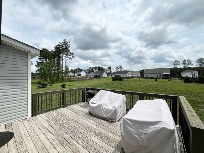 Building Photo - Private 3BD, 2.5BA Home with Modern Finishes, Back Deck and Large Yard, on a Nearly Half Acre Lot