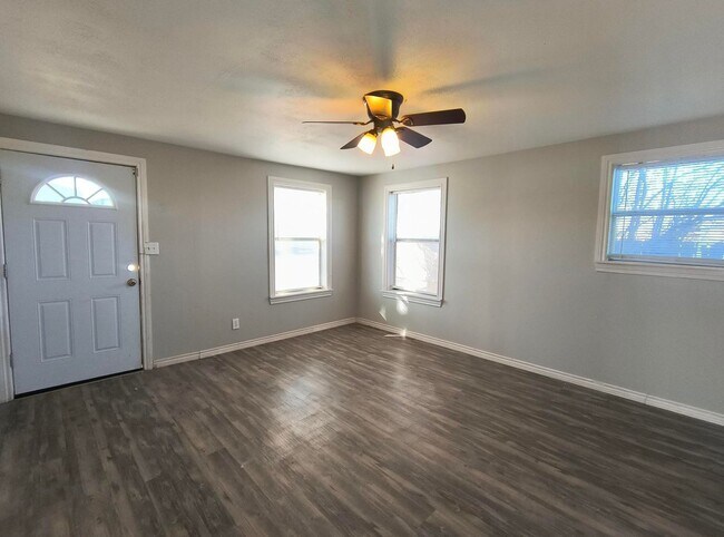 Building Photo - Remodeled 4 Bedroom Home AVAILABLE NOW!