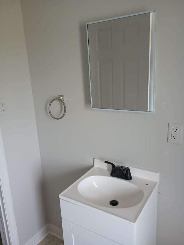 bath - 1002 Avenue E